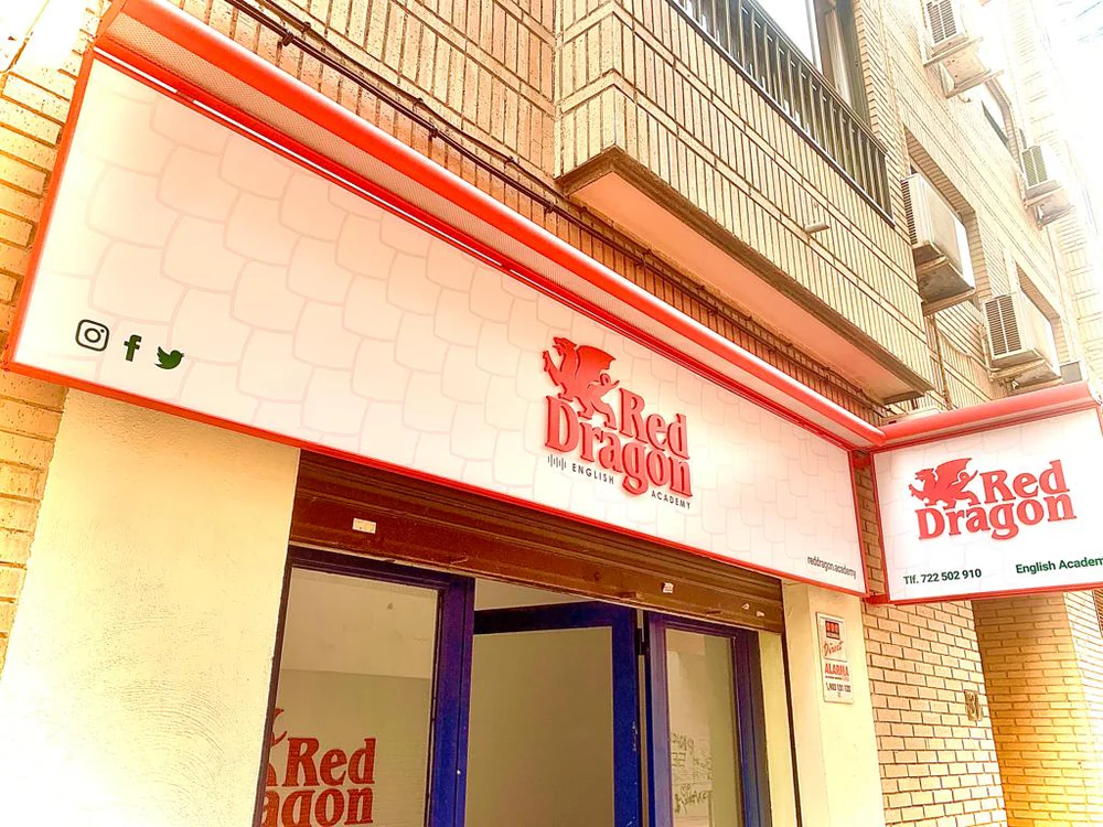 Foto de Red Dragon English